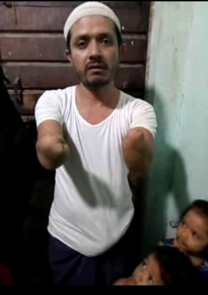 Burma Muslim Man with cut hands, small children asks money on Paytm