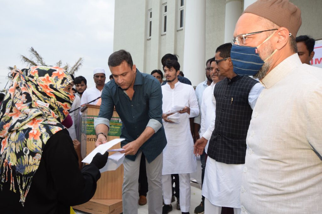 AIMIM, AIMIM distributes Financial aid to Flood Victims, Hyderabad People