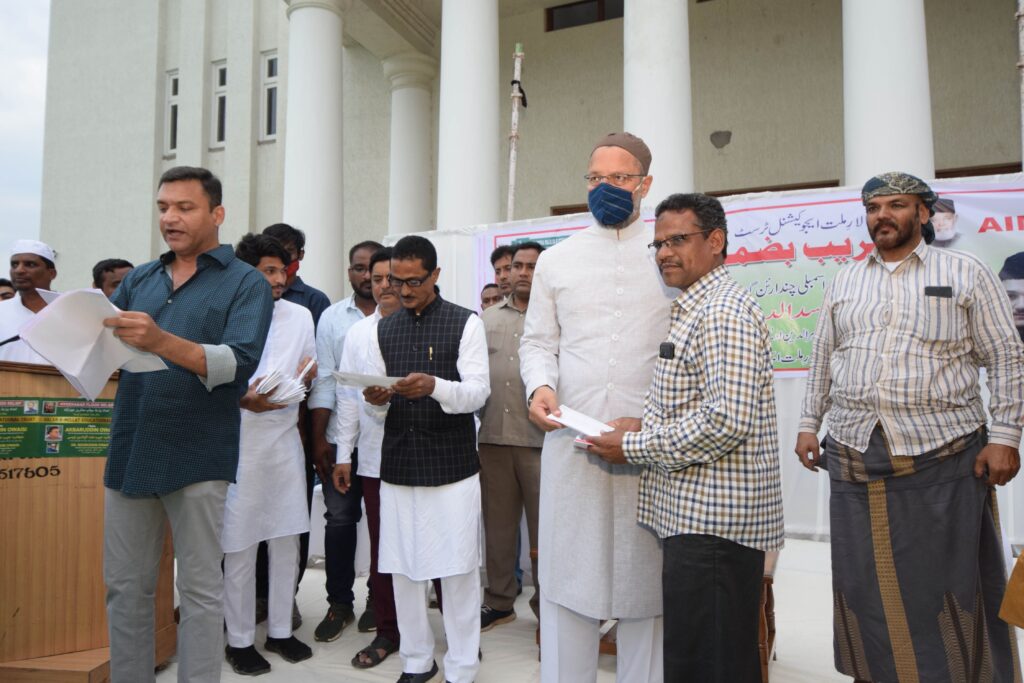 AIMIM distributes financial aid to flood victims, Hyderabad, People, Help