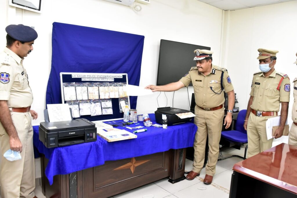 Police, Fake Currency Notes, Seized Items, Police arrested fake